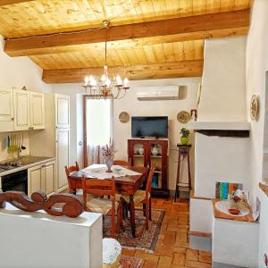 uma cozinha e sala de jantar com mesa e cadeiras em Appartamento elegante em Morciano di Romagna