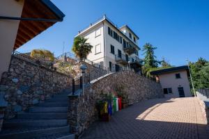 uma parede de pedra com escadas que levam a um edifício em Villa San Carlo em Arona