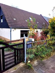 een huis met een hek ervoor bij Haus Linde in Biesenthal