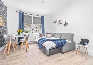 - un salon avec un lit et une table dans l'établissement Sanderson Apartment by Klass Living Uddingston, à Uddingston