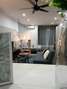 - un salon avec un canapé et une table dans l'établissement Cozy Studio Retreat @Queenville Bandar Permaisuri, à Kuala Lumpur