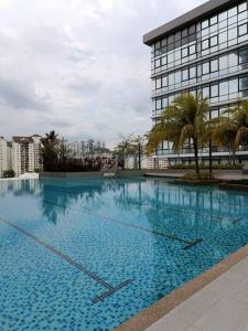 une grande piscine en face d'un bâtiment dans l'établissement Cozy Studio Retreat @Queenville Bandar Permaisuri, à Kuala Lumpur