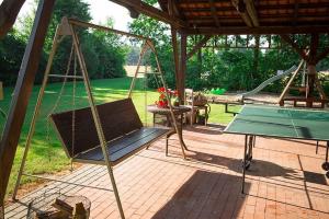 eine Schaukel in einem Pavillon mit einem Tisch und einem Ping in der Unterkunft Spreewaldferienwohnungen Stein - Ferienwohnungen in Byhlen + 32 Fotos