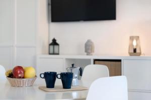 a kitchen counter with a bowl of fruit on a table at Vivienda vacacional La Era in Vallehermoso