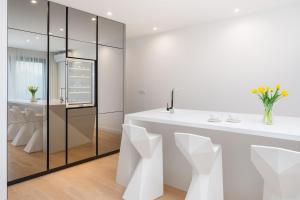 Koupelna v ubytování New luxury apartment with PRIVATE Heated POOL and amazing terrace with seaview