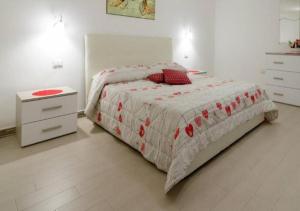 - une chambre avec un lit et une commode dans l'établissement Maurizio e Alessia House, à Naples
