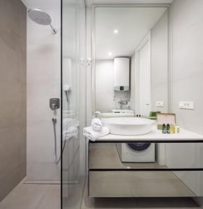 Koupelna v ubytování New luxury apartment with PRIVATE Heated POOL and amazing terrace with seaview