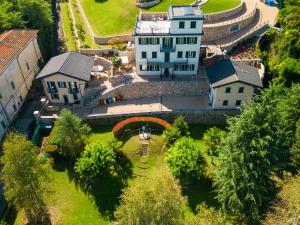 uma vista aérea de uma casa com um quintal em Villa San Carlo em Arona