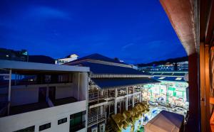 een uitzicht op een gebouw met een zwembad in de nacht bij Tiger Complex Hotel in Patong Beach