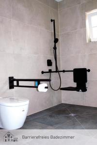ein Bad mit Dusche und WC in der Unterkunft Barrierefreie Ferienwohnung ideal für Paare in Dießen am Ammersee