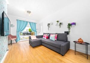 sala de estar con sofá y TV en Rothesay House by Klass Living Coatbridge, en Coatbridge