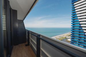 einen Balkon mit Meerblick in der Unterkunft ORBI Sea Breeze ApartHotel in Batumi