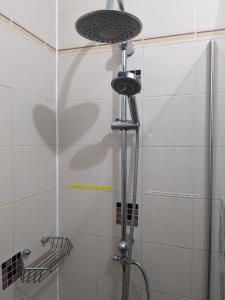 アデへにあるMareverde Vacations Apartmentのバスルーム(シャワー、シャワーヘッド付)が備わります。