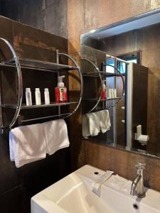 La salle de bains est pourvue d'un lavabo et d'un miroir. dans l'établissement 11 House Mae rim by Kohei, à Mae Rim