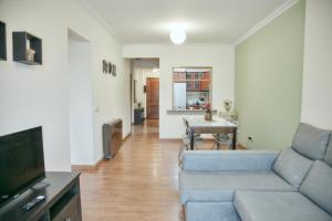 Televízia a/alebo spoločenská miestnosť v ubytovaní Apartamento Grañamar Grove
