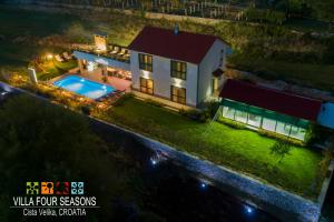una vista aérea de una casa con piscina en Villa Four Seasons, heated pool and 3 en-suite bathrooms, en Velika Cista