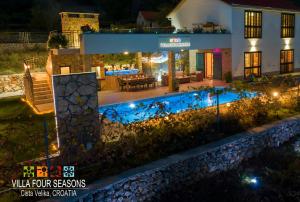 una casa con piscina por la noche en Villa Four Seasons, heated pool and 3 en-suite bathrooms en Velika Cista