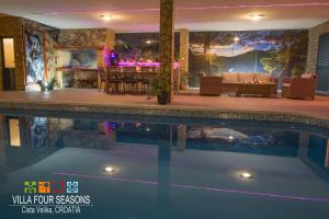 Bazén v ubytování Villa Four Seasons, heated pool and 3 en-suite bathrooms nebo v jeho okolí + 38 fotografií