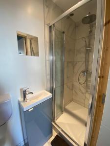 y baño con ducha y lavamanos. en Bohobos Hostel en Antibes