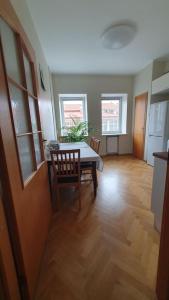 Posezení v ubytování Spacious old town apartment in heart of Tallinn
