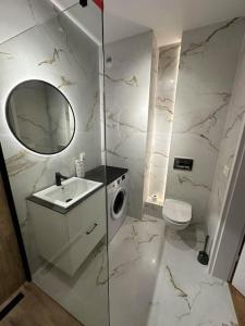 W białej łazience znajduje się umywalka i lustro. w obiekcie Project Comfort Lazurowa 15A/85 blisko jednostki WAT Warszawa w Warszawie