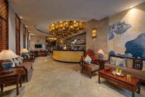 eine Lobby mit Sofas und eine Bar in einem Hotel in der Unterkunft Oriental Suites Hotel & Spa in Hanoi