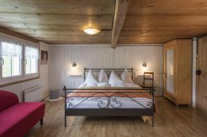 una camera da letto con un letto con cuscini bianchi di Landhuus Toggi ad Alt Sankt Johann