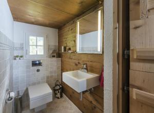 bagno con lavandino e specchio di Landhuus Toggi ad Alt Sankt Johann