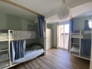 מיטה או מיטות קומותיים בחדר ב-Bohobos Hostel