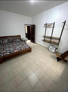 een slaapkamer met een bed en een stoel erin bij joli appart 2 chambres salon liberté 6 extension in Dakar