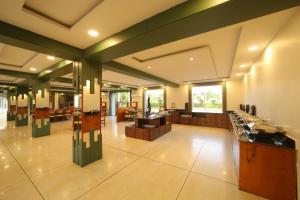 Corbett Selva Resort By DevStayZ في رامناجار: غرفة كبيرة بها صالون لتصفيف الشعر مزود بأحواض غسيل +147 صورة