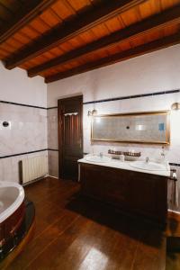 塞維利亞的住宿－One & Lux Casa Maravilla，大型浴室设有两个盥洗盆和浴缸。
