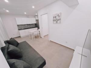 a living room with a couch and a kitchen at Apartamento 1 vista mar, Las Américas, Costa Adeje, sx in Playa de las Americas