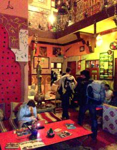 Ein Restaurant oder anderes Speiselokal in der Unterkunft Hostel Marrakech Rouge 