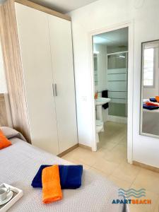 Postel nebo postele na pokoji v ubytování APARTBEACH ADRIATICO 518 VISTAS PLAYA y CLIMATIZADO