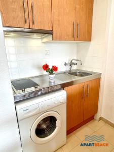 Kuchyň nebo kuchyňský kout v ubytování APARTBEACH ADRIATICO 518 VISTAS PLAYA y CLIMATIZADO