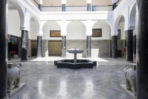 un museo con una fuente en medio de una habitación en Hôtel Calipau Riad Maison d'Hôtes, en Dakhla