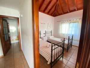 Habitación con 2 camas y habitación con pasillo en Villa Colon en Fuencaliente de la Palma