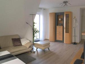 een woonkamer met een bank en een stoel bij Haus Burgblick in Badenweiler
