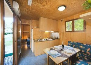 Kuchyň nebo kuchyňský kout v ubytování Il Tridente Camping Village