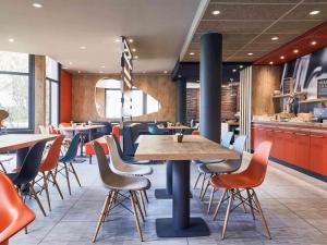 un restaurante con mesa y sillas en ibis Toulon La Seyne sur Mer, en La Seyne-sur-Mer