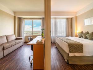 A bed or beds in a room at Mercure Guarulhos Aeroporto