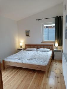 una camera con un grande letto e una finestra di Ferienwohnung Blaue Sonne Devin a Stralsund
