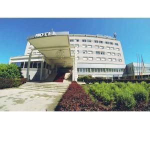 un edificio de hotel con un cartel delante en Hotel Panonija, en Sisak