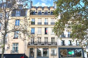 a large white building withwindows and balconies on it at Luxury 3 Bedroom 3 Bathroom MONUMENT VIEW TERRACE in Paris