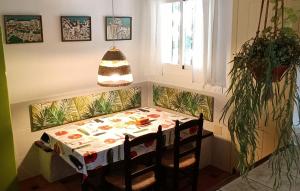 una mesa en un comedor con mesa y sillas en Villa Tortuga, en Marbella