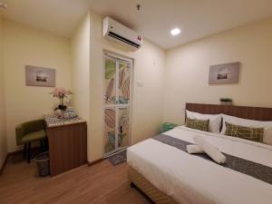 ペタリンジャヤにあるSCC HOTEL PJのベッドと机と窓のある寝室 +11枚の写真