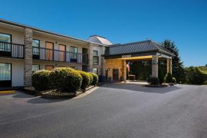 科默斯Quality Inn Commerce at I-85的一栋酒店大楼前有一个停车场