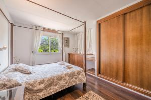een slaapkamer met een bed en een raam bij Evamas in Palma de Mallorca