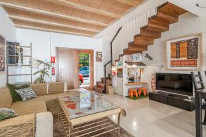 ein Wohnzimmer mit einem Sofa und einem Tisch in der Unterkunft Evamas in Palma de Mallorca